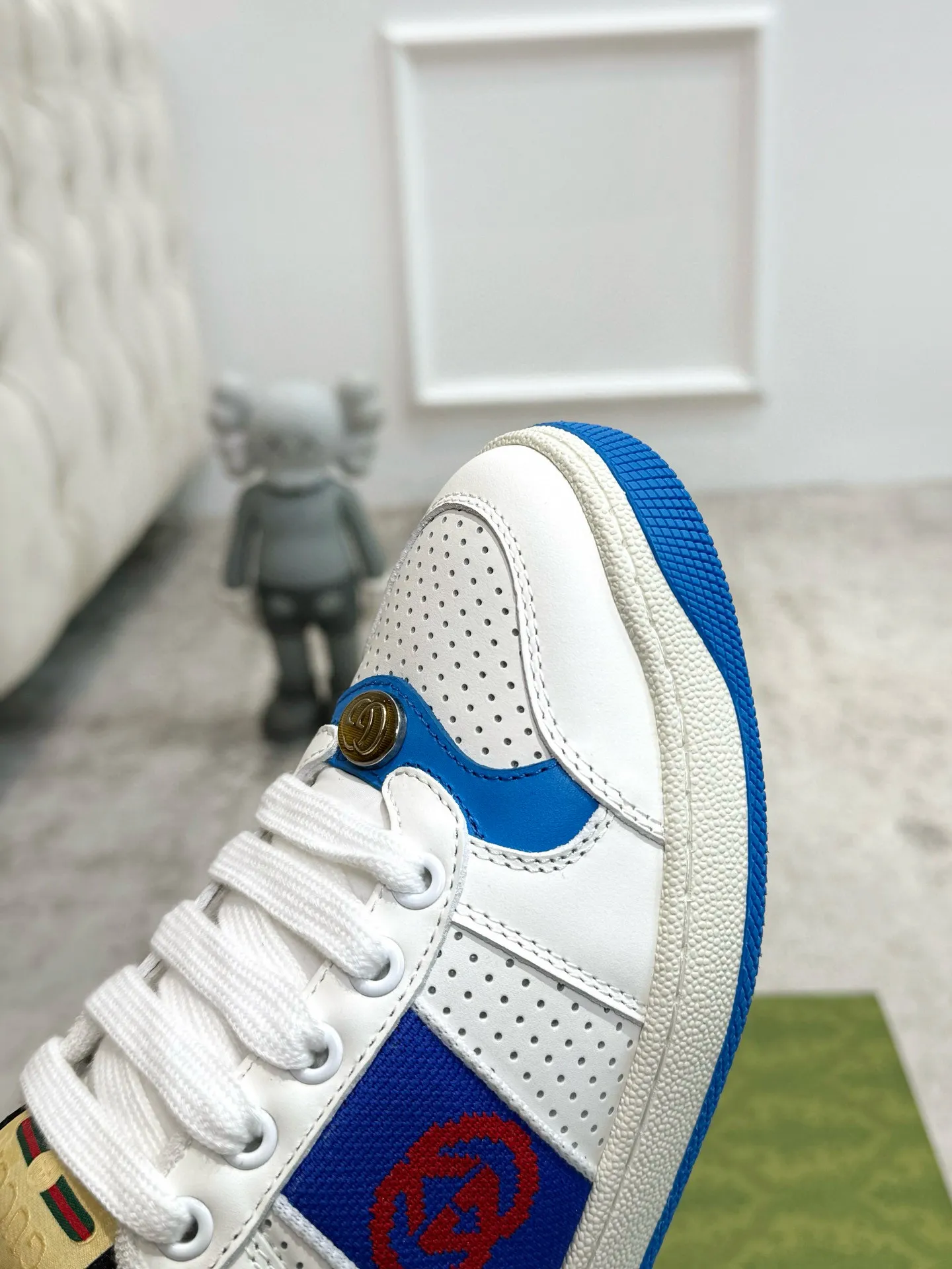 Ex-factory price: 540💰 GUCCI Gucci's newly upgraded back cover lining, top-notch old dirty shoes, classic casual sports shoes for couples, retro sneakers and old G family dirty shoes, updated at the counter simultaneously! ①The shoe upper has the same water-based edge coating process as the original version⚠️The ordinary oil edges on the market have a strong glue feel and are easy to fall off! Grade A first-layer nubuck leather (with pores)/matching computer embroidered double G cloth, high-density terry velvet lining. ② A PVC transparent small round mark sealing line is added to the details of the midsole. The mold is opened six times and the jewelry craftsmanship is used to customize the two-color double G buckle, striving to be the same as the original version. A pair of buttons is more than three times more expensive than ordinary buckles on the market. ③An old two-color washable label, the chip is placed on the outer waist of the right foot, the entire shoe is completely hollowed out with rubber technology, TUP material (rubber to distinguish the market) with the latest green packaging from the counter, 3D printed handbag, and a pair of shoelaces. There is no pressure when entering and exiting the counter. You can buy a 1:1 accurate replica of the original version and modify and upgrade it repeatedly. The details are perfectly restored, the materials are all customized, and they are truly top-notch. Please look at the details clearly to identify the quality. Upper: First-layer frosted cowhide/embroidered double G cloth. Lining: original high-density velvet lining. Foot pads: original pearlescent sheepskin. Outsole: private molded vacuum TPU material. Packaging: original top-grade full set packaging at the counter. Shoe size: women's size 35-40, men's size 39-44 (men's size 38, 45🉑️customized, non-returnable)